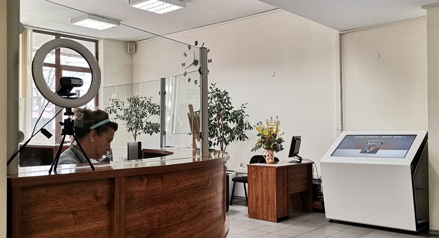 Регионална библиотека „Христо Смирненски“ – Плевен представя нов интерактивен киоск за бърз достъп до информация